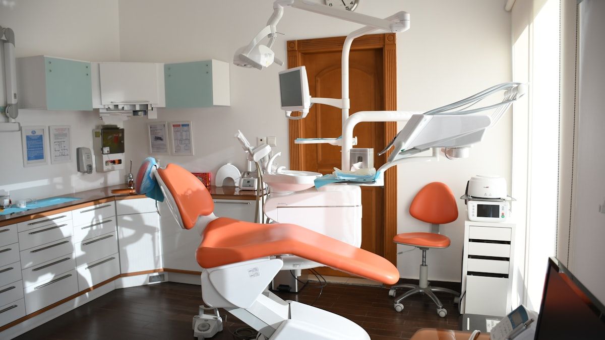 Silla dental vacía en el consultorio de una clínica dental